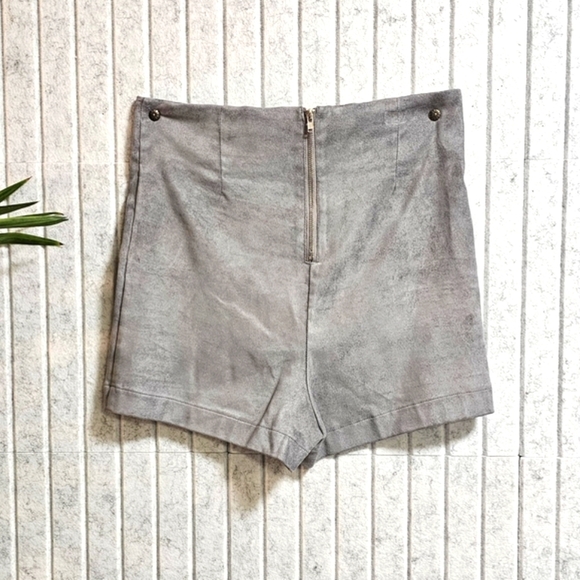 Women’s Gray Faux Suede Shorts Size Small High Waist Zipper Back Pockets Chic - Picture 2 of 3